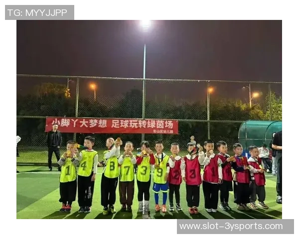 第一次踏上绿茵场的足球梦与成长之旅 第一次踏上绿茵场的足球梦与成长之旅